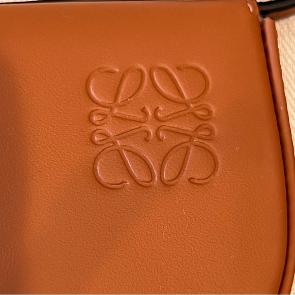 Loewe EUC MINI Leather Heel Pouch comes with box and dust bag - Picture 2 of 12